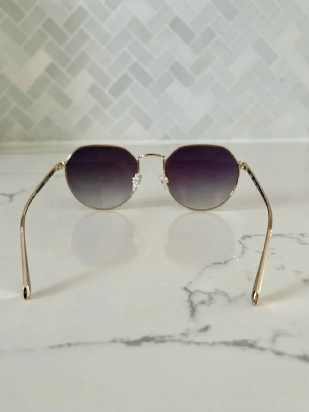 Quay Rooftop Round Sunglasses In Black And Gold Frame/Smoke Lenses Women's New